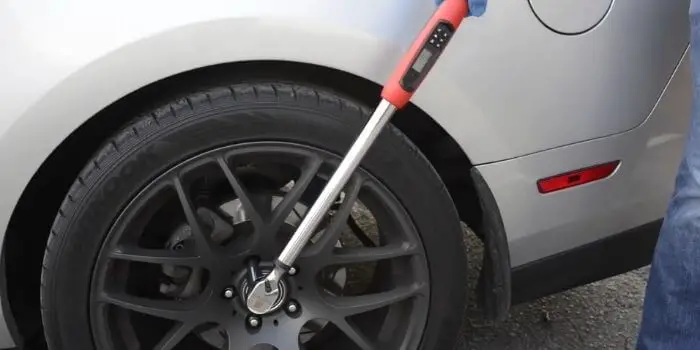 What is the procedure of preserving a torque wrench
